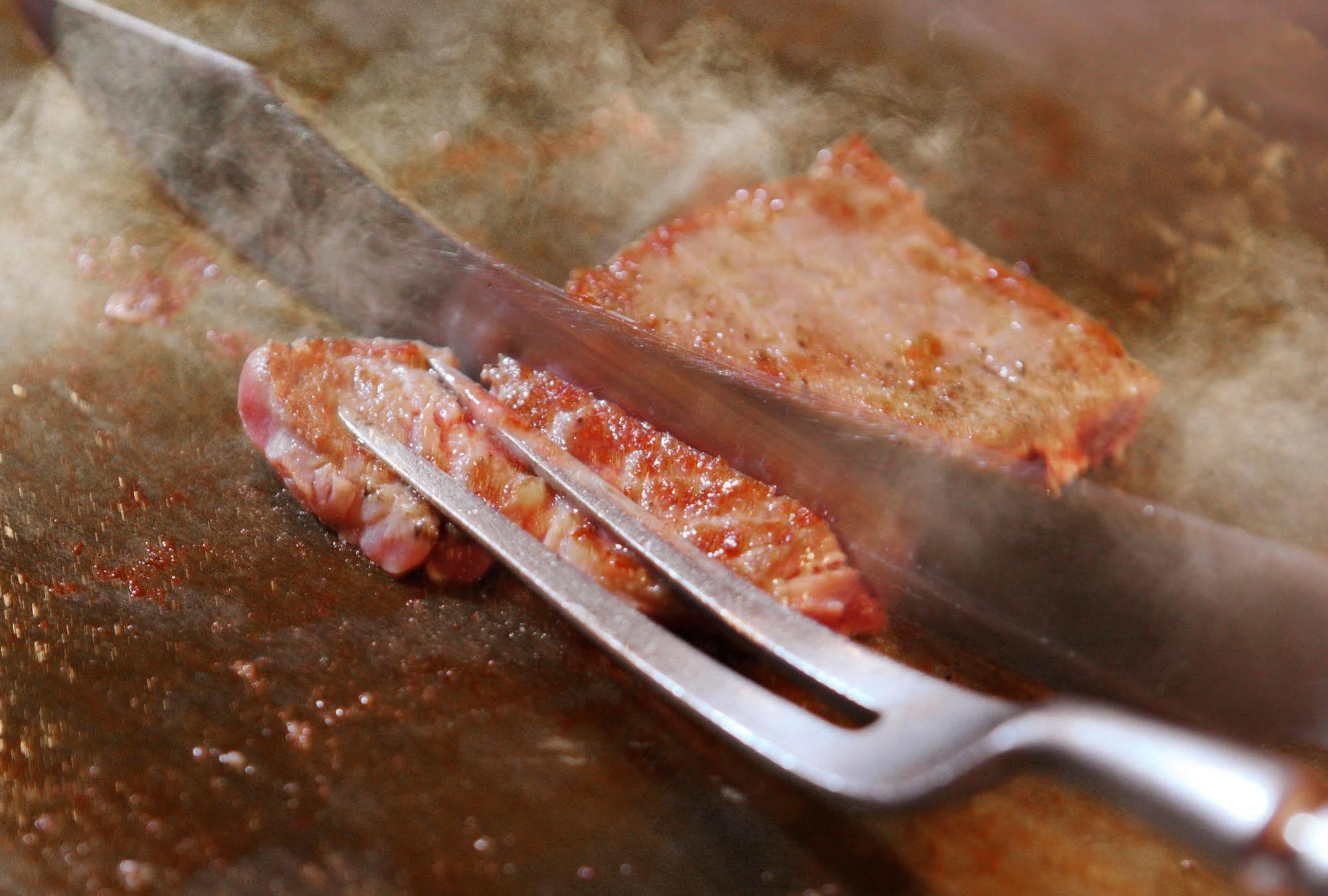 מלון ניקו Asaya מראה חיצוני תמונה A meat fork being used to serve meat